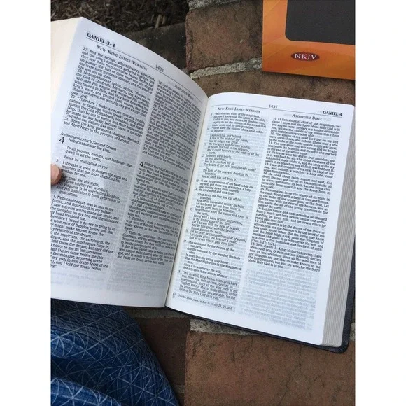 NKJV & Classic Amplified 1987 AMPC Parallel Bible - Black Bonded Leather - Picture 7 of 8